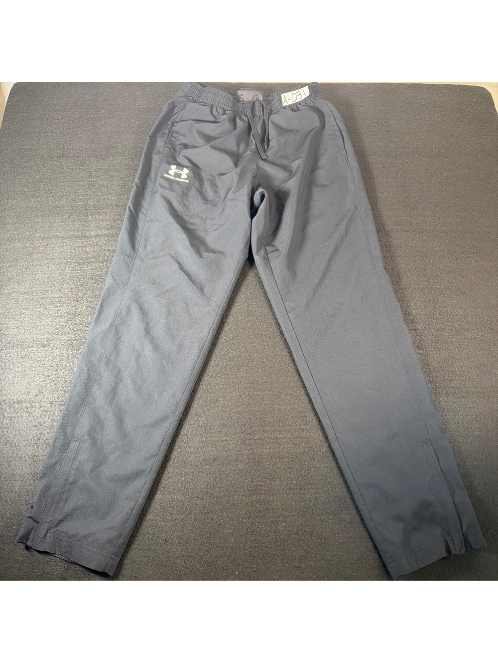Under Armour Men’s Medium Black Loose Fit Athletic Track Pants Drawstring 31”